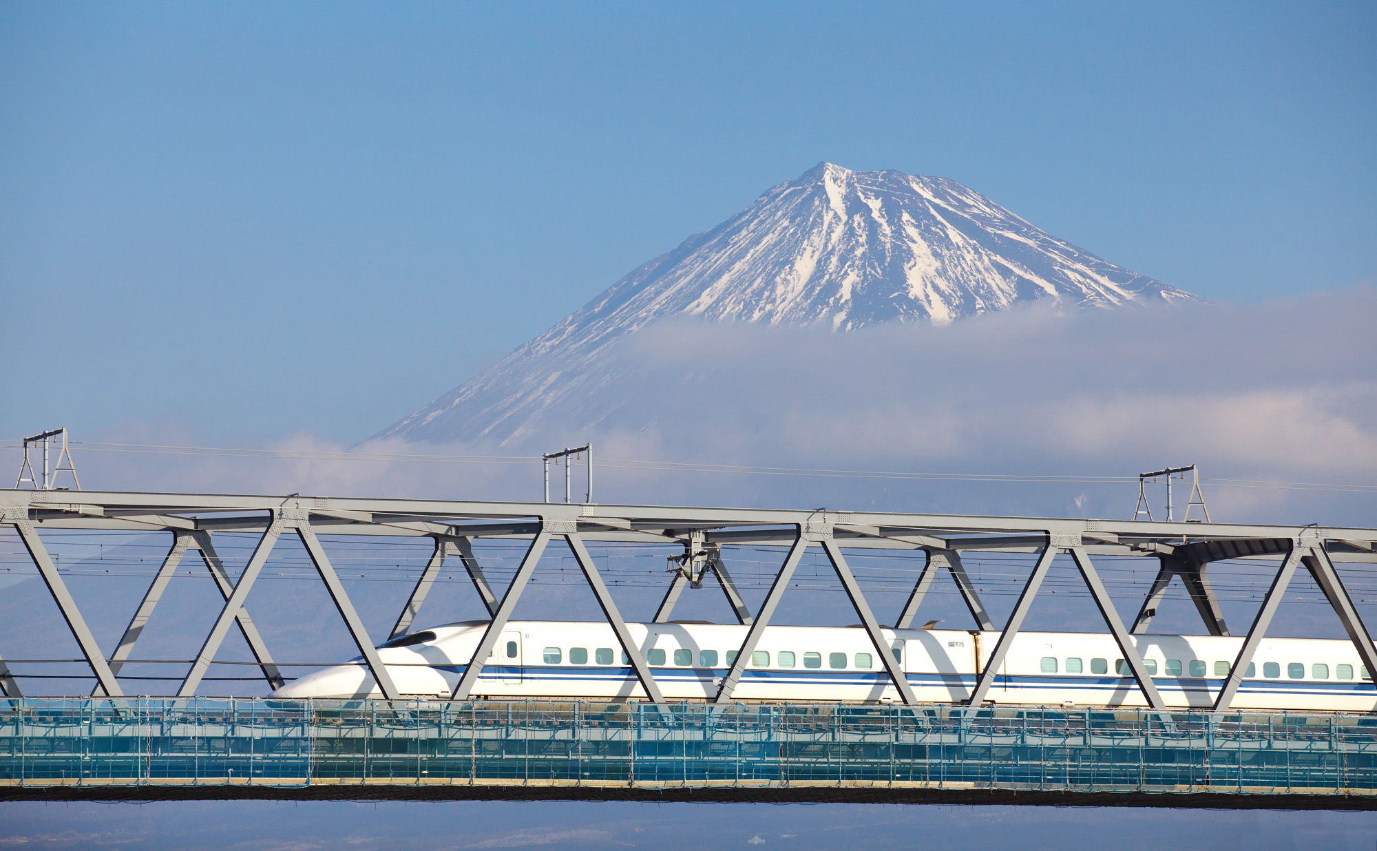 Japan Rail Pass och snabbtåg framför Mount Fiji