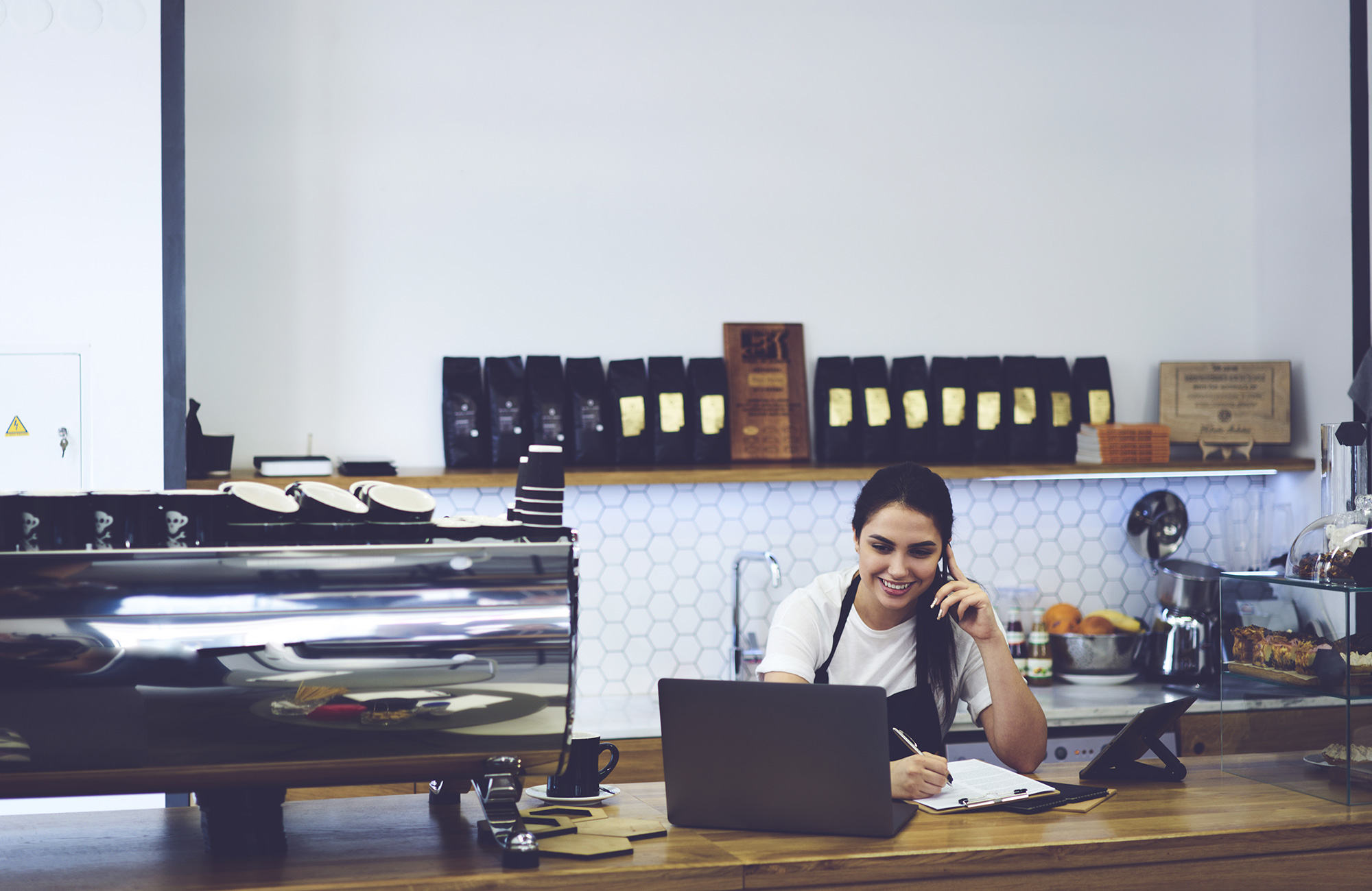 en kvindelig studerende læser turisme i udlandet og øver sig i receptionst arbejdet