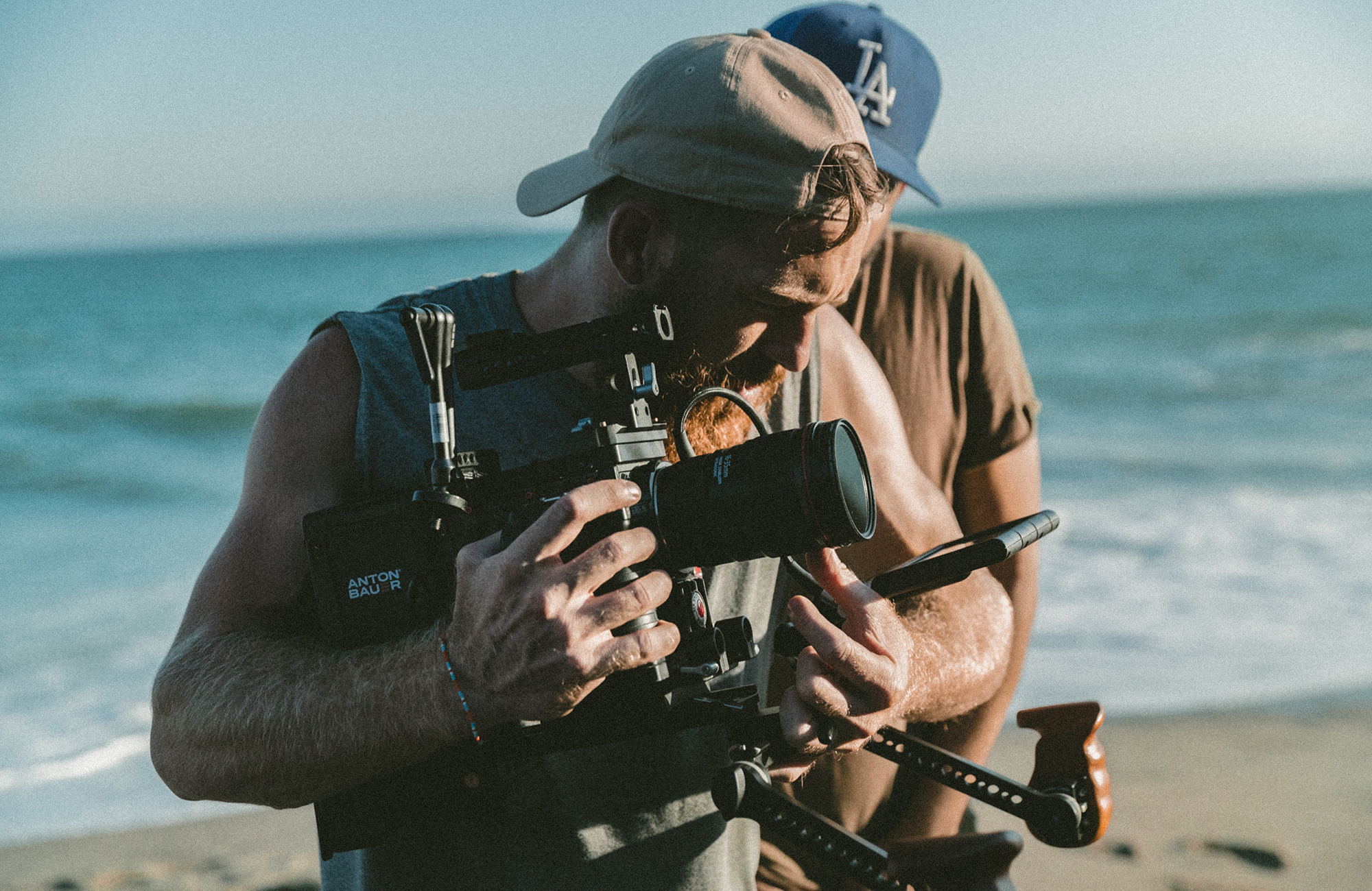 en fyr filmer på en strand under hans medieuddannelse i udlandet