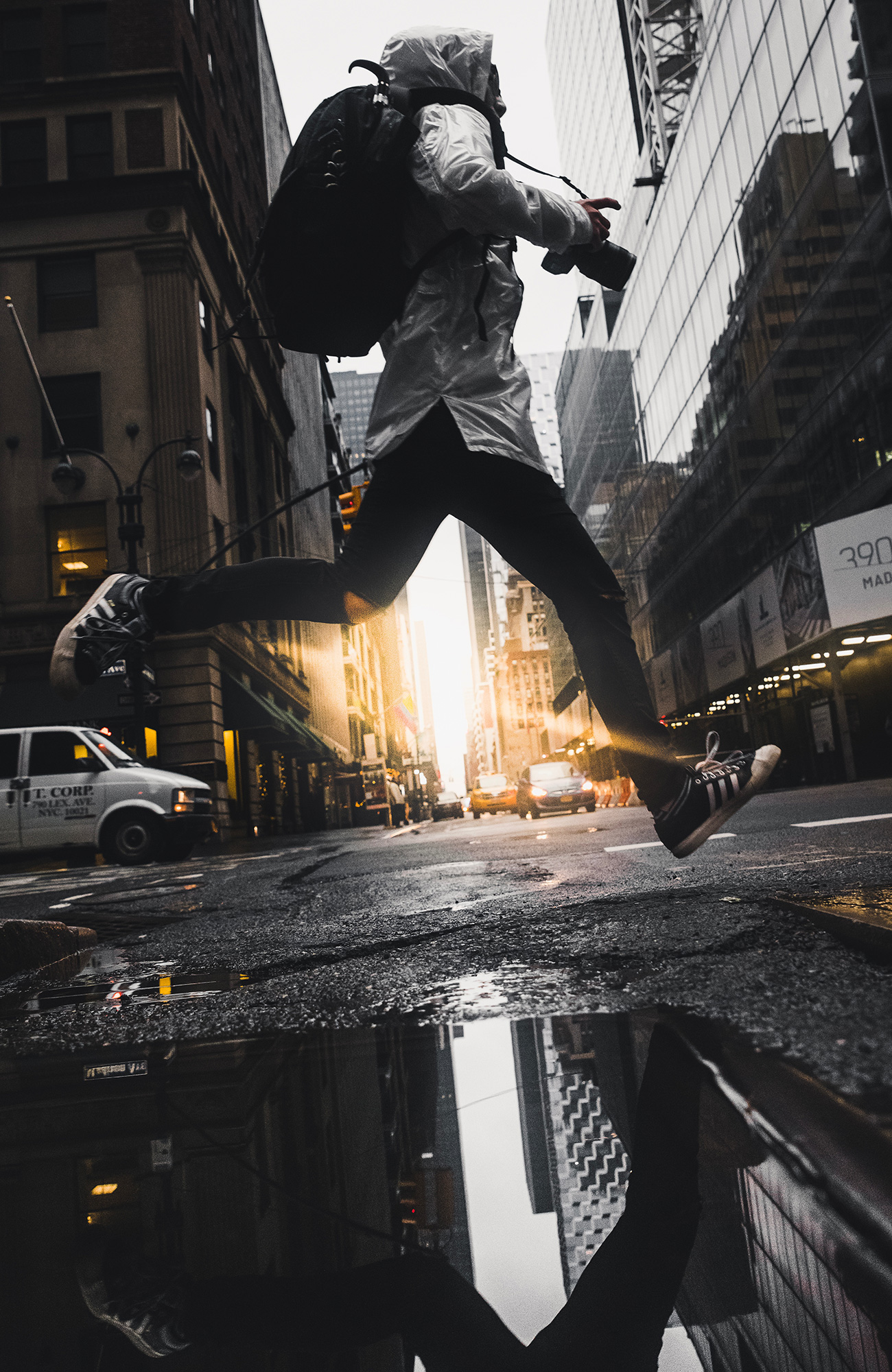 en ung fyr tager ingeniøruddannelsen i udlandet og hopper over en vandpyt