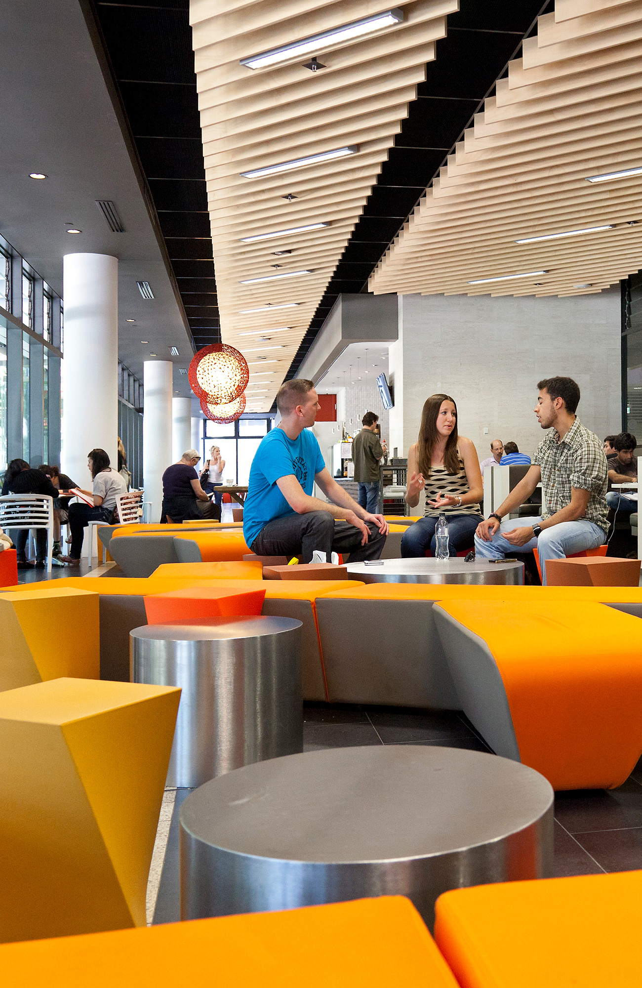 tre elever på campus på University of New South Wales