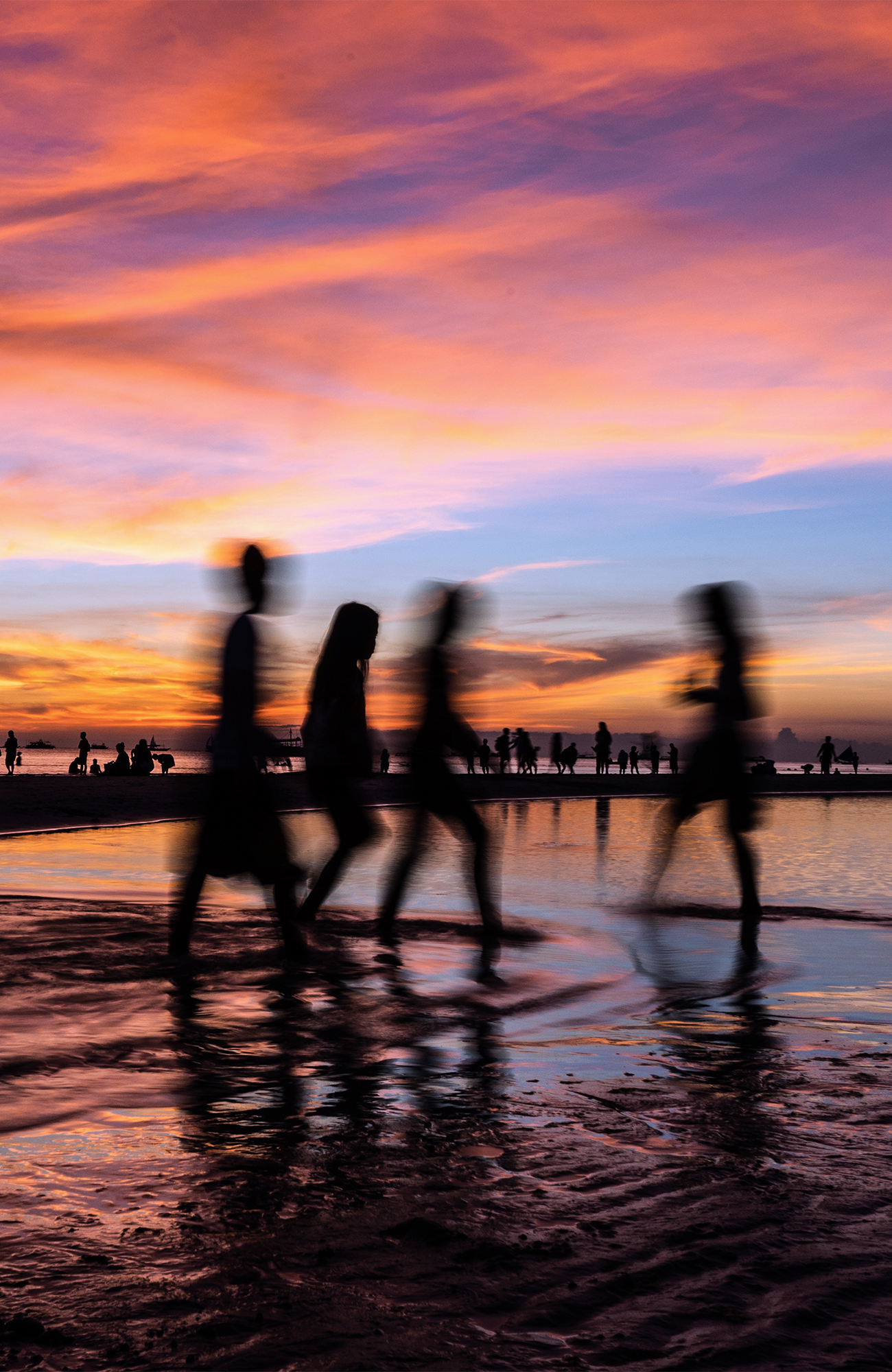 Venner på stranden i Asien