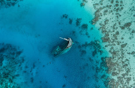 Du kan dykke rundt mellem gamle skibsvrag på din rejse til Maldiverne