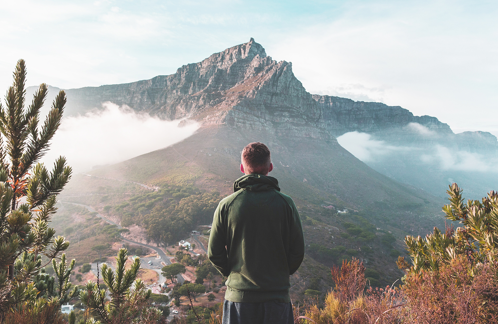 en ung fyr kigger på Lions Head i Cape Town