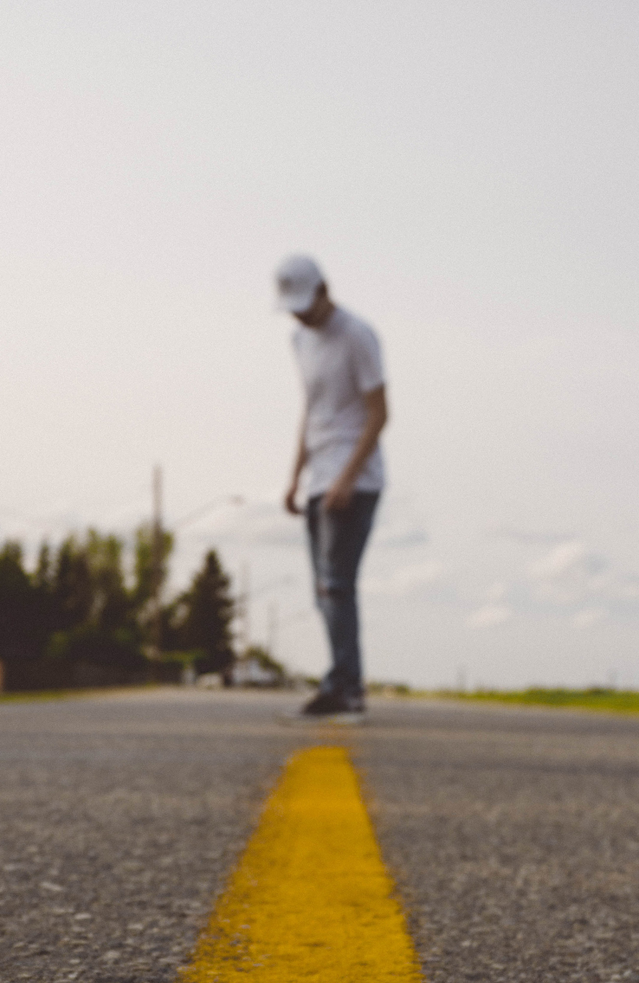 en ung fyr står midt på en vej under hans study abroad i canada