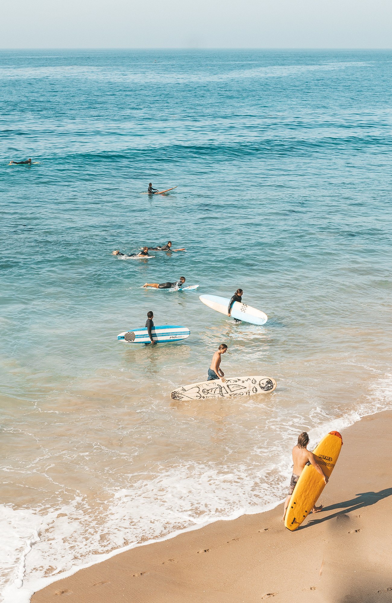 surfere i vandet mens de studerer i san diego