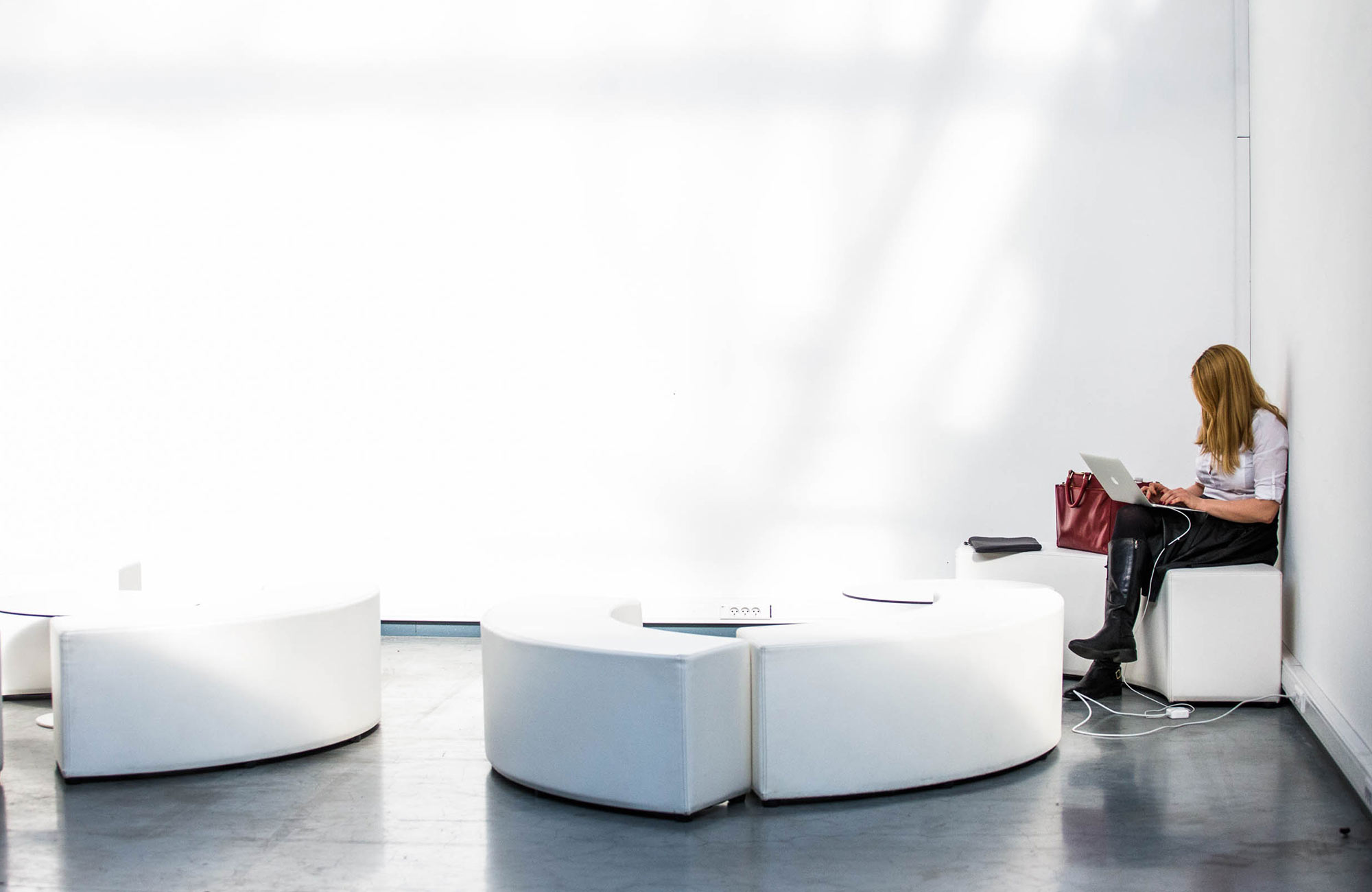 en pige studerer til hendes GRE test til studier i udlandet