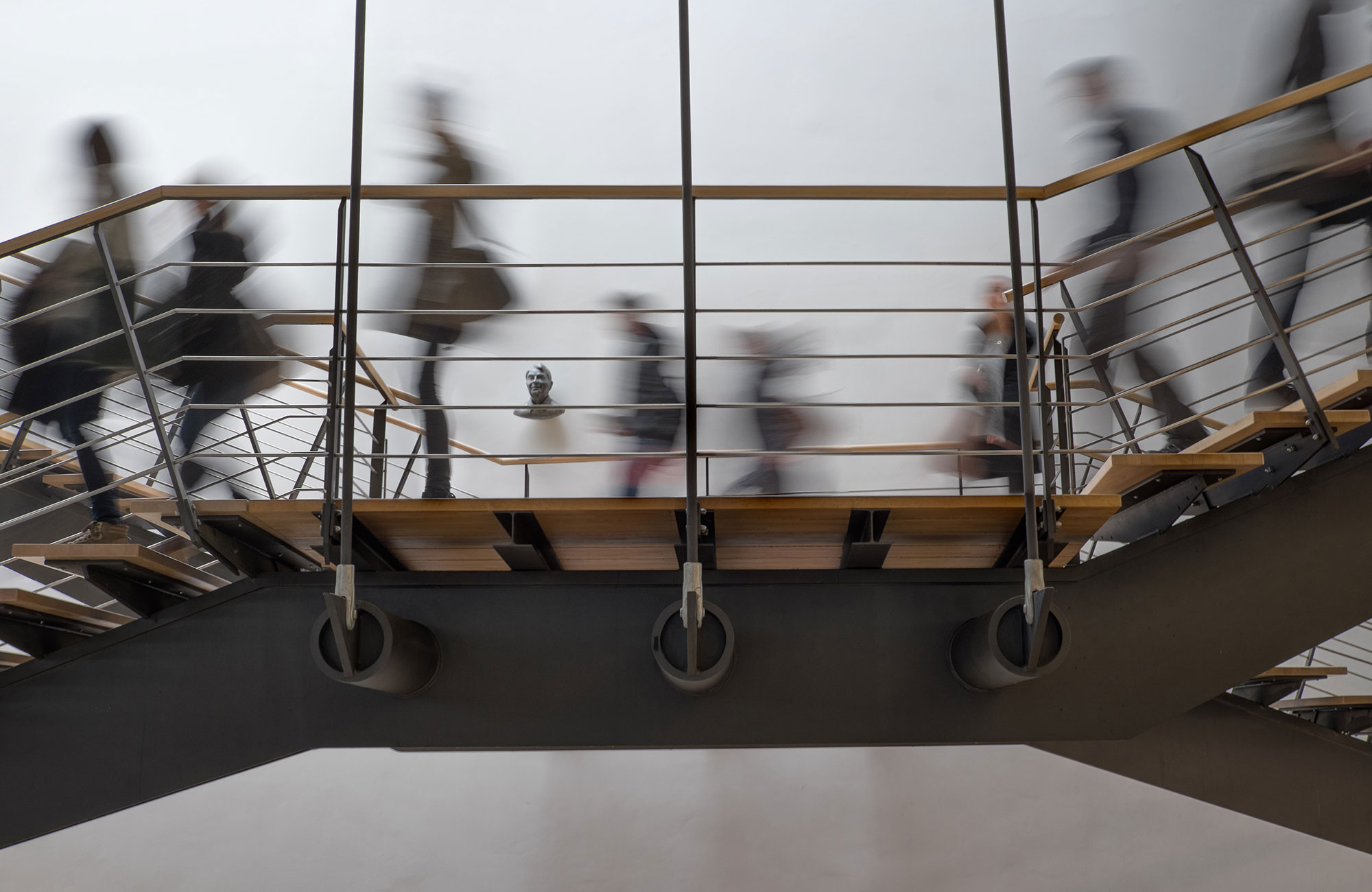 studerende på et campus i udlandet går over en bro