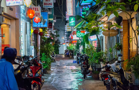 oplev storbyens snævre gader på din rejse til vietnam