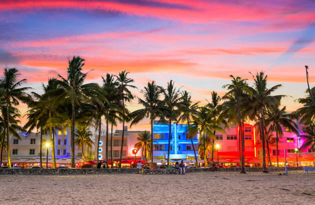de klassiske neonlys i Miami på jeres studierejse til Miami