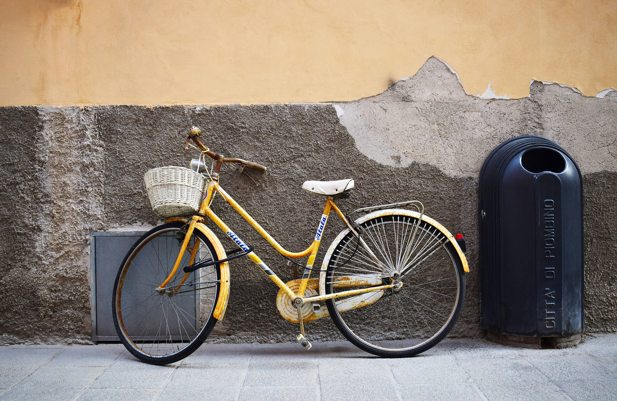 italy-tuscany-bike-leaning-against-wall-cover