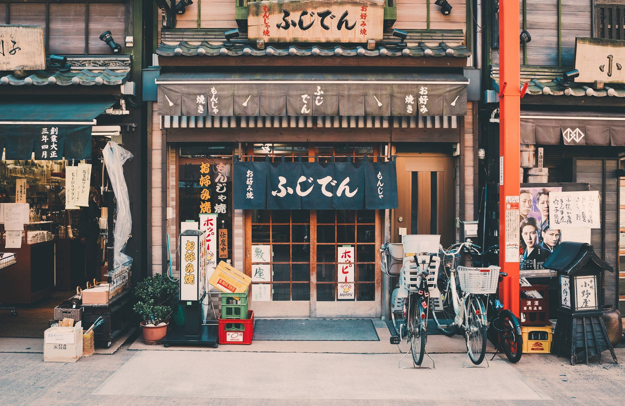Gå på opdagelse i de små sidegader i de japanske storbyer