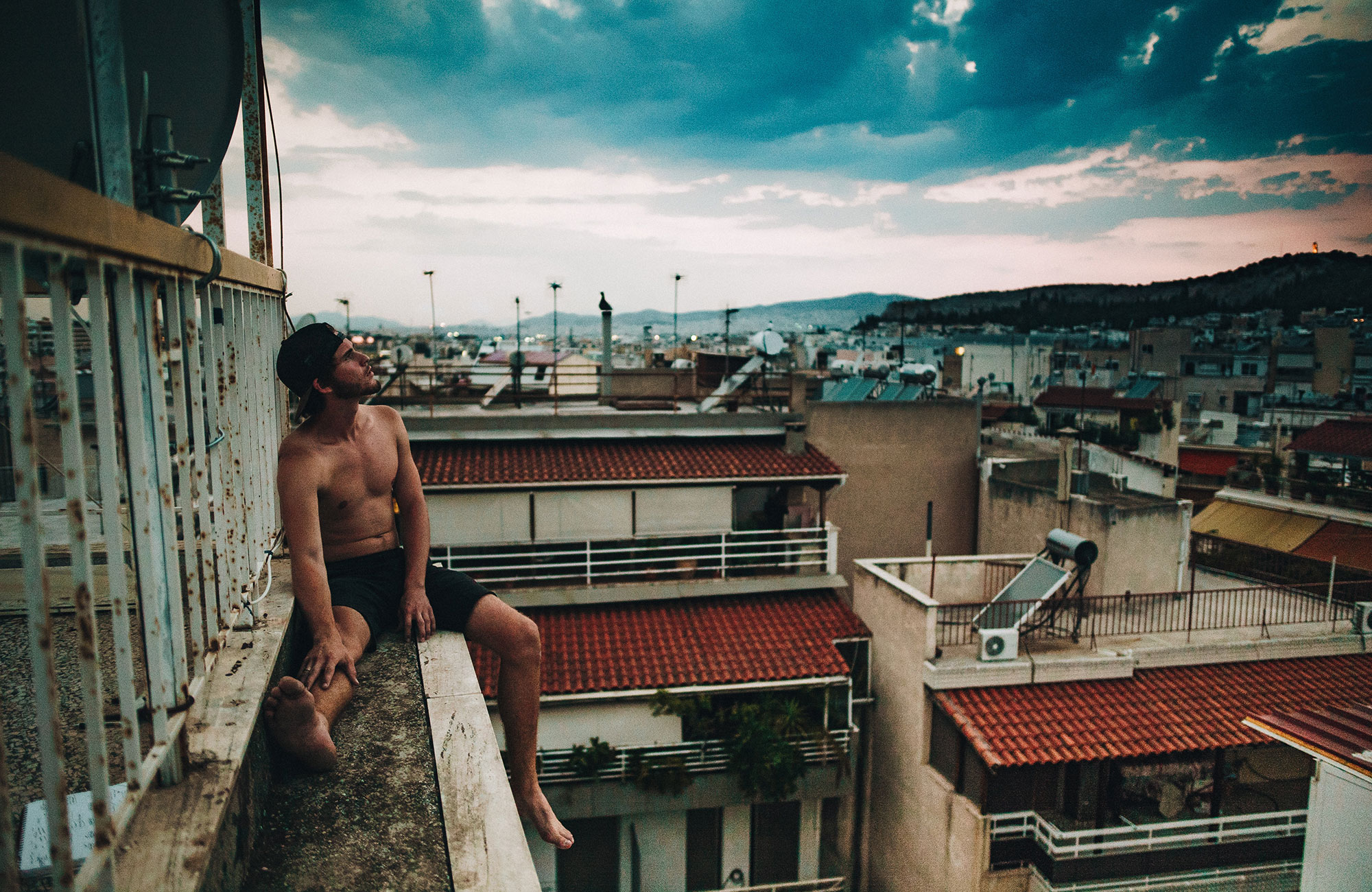 en ung studerende nyder athen fra en altan