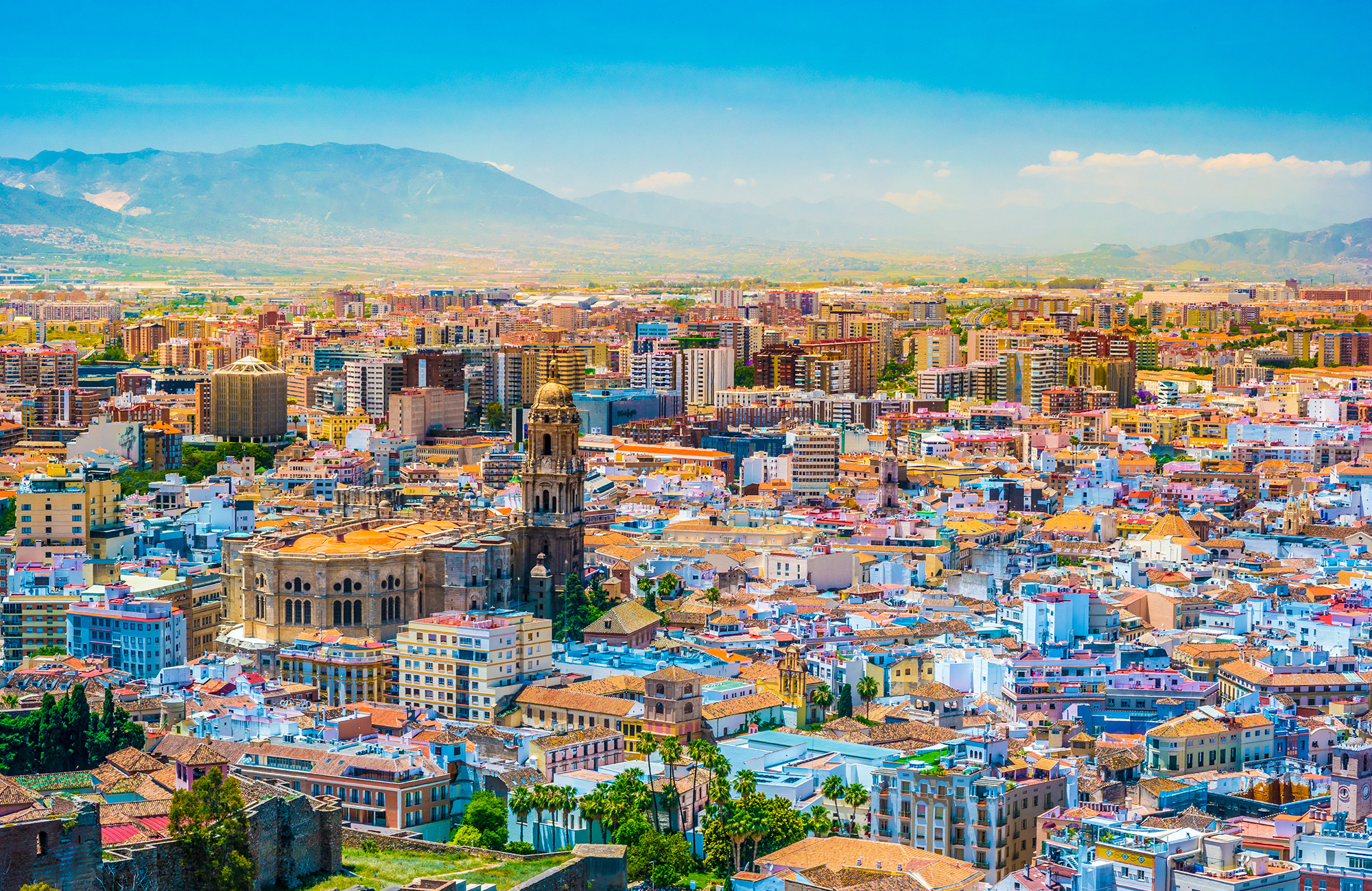 se de farverige bygninger på studierejsen til Malaga