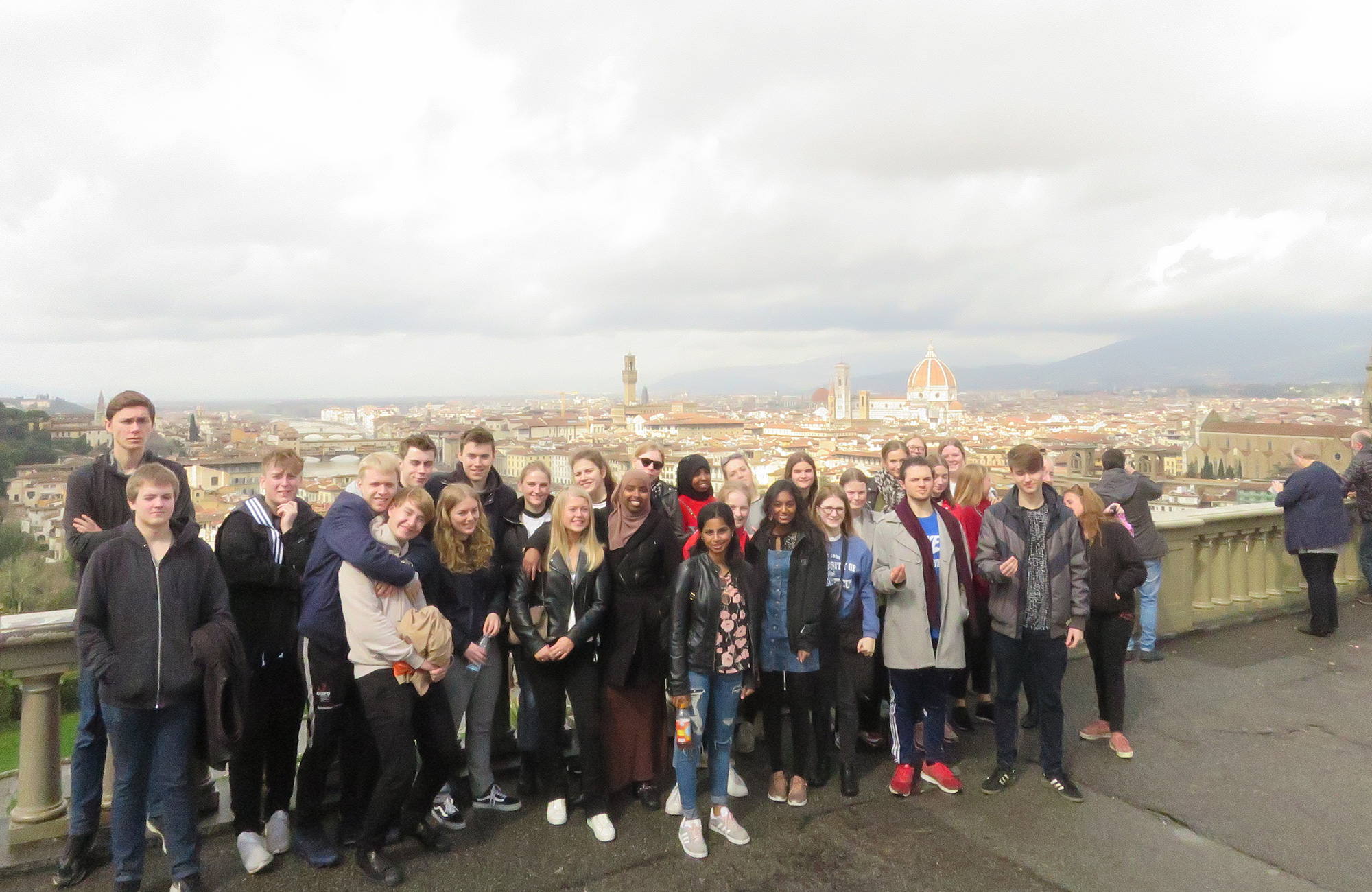 en ung dansk gruppe på studietur i firenze med deres lærer
