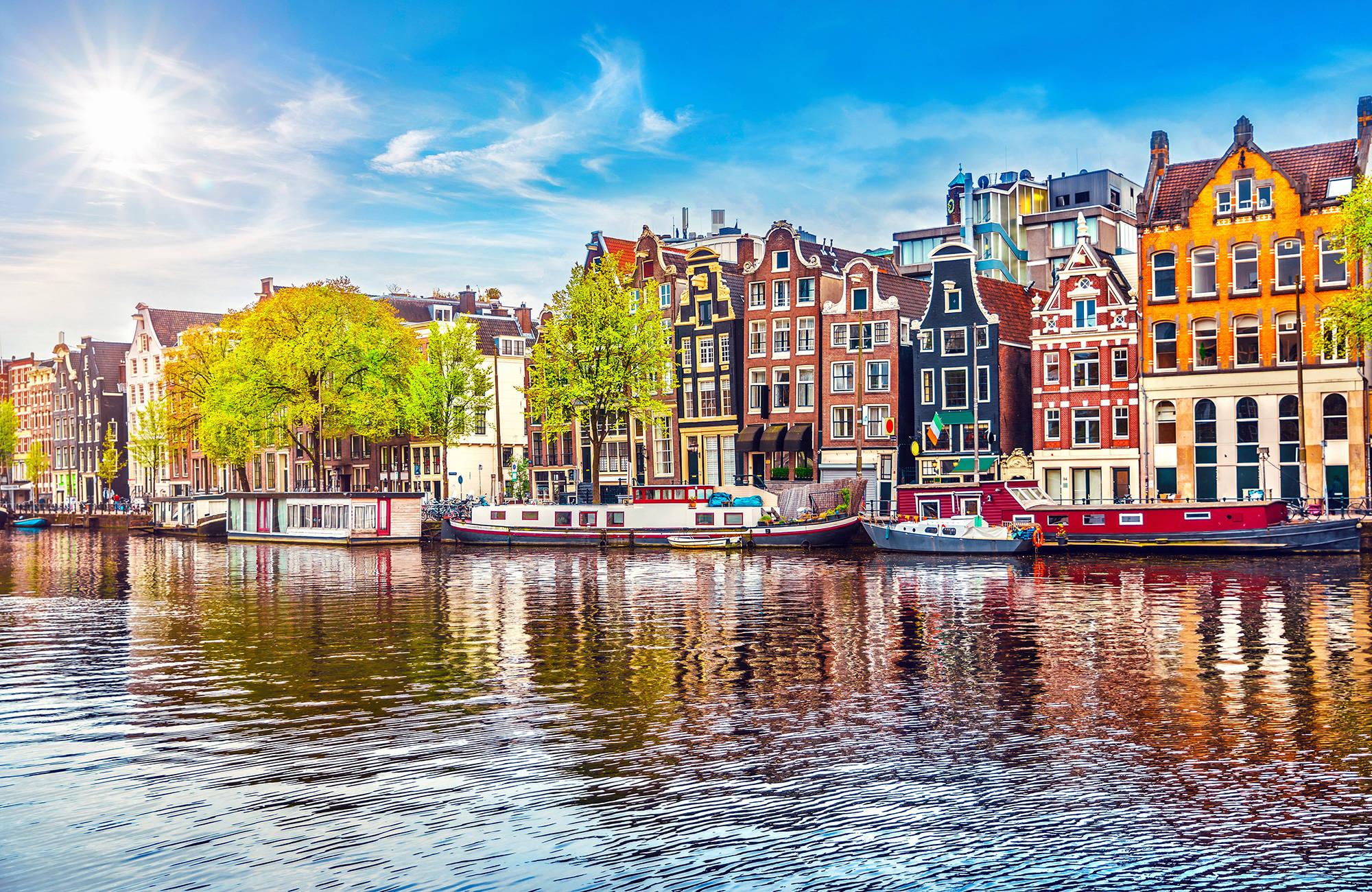 huse ved kanalen på skolerejsen til Amsterdam