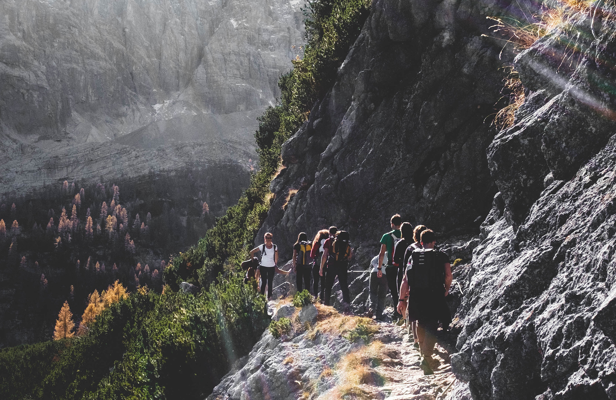 en gruppe unge vandrer på en grupperejse og studietur i Italien