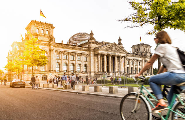 en studerende på cykeltur på en studierejse til berlin ved de flotte bygninger