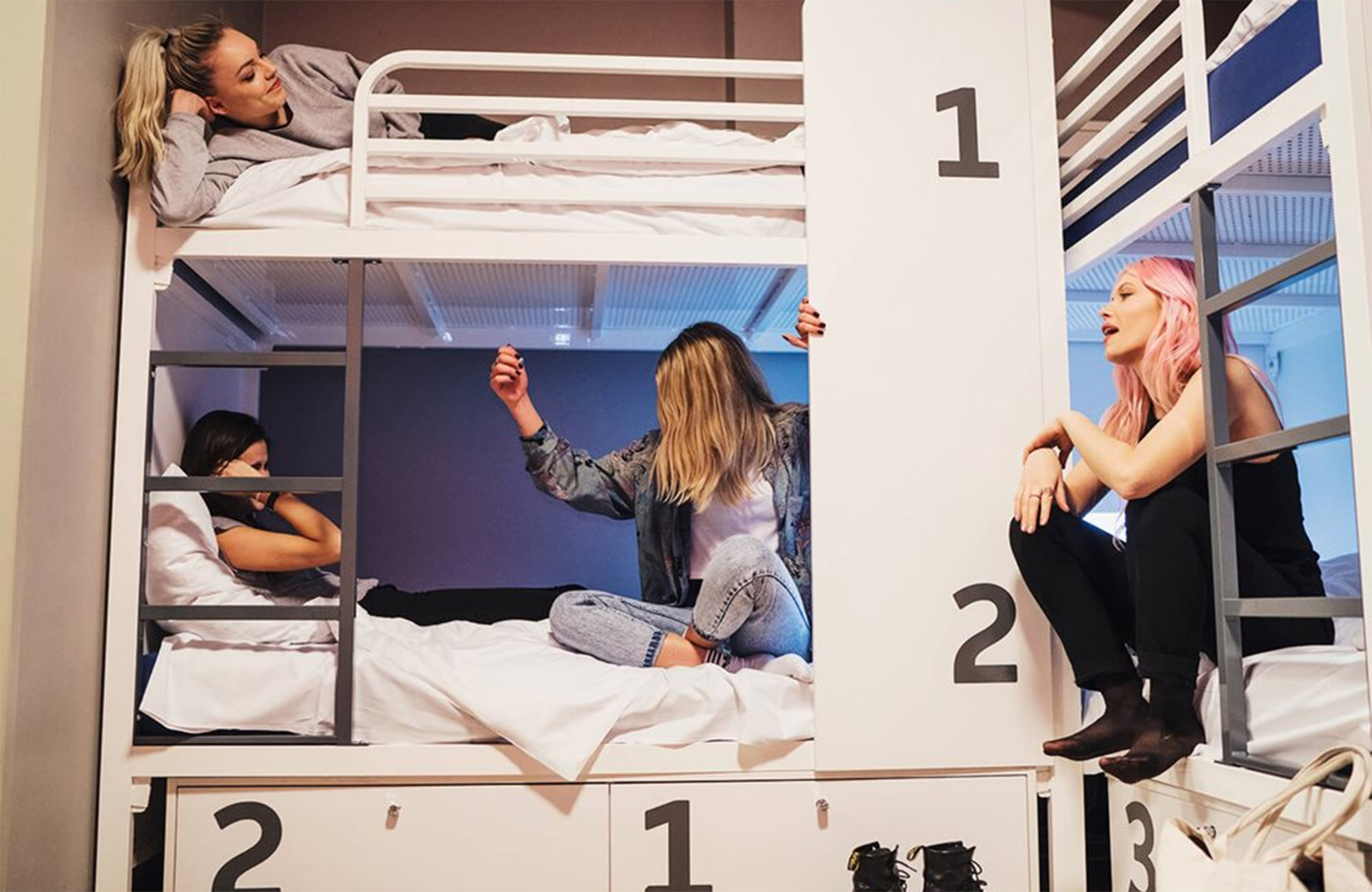 unge studerende på lejrskole til Berlin slapper af på deres hostel med køjesenge