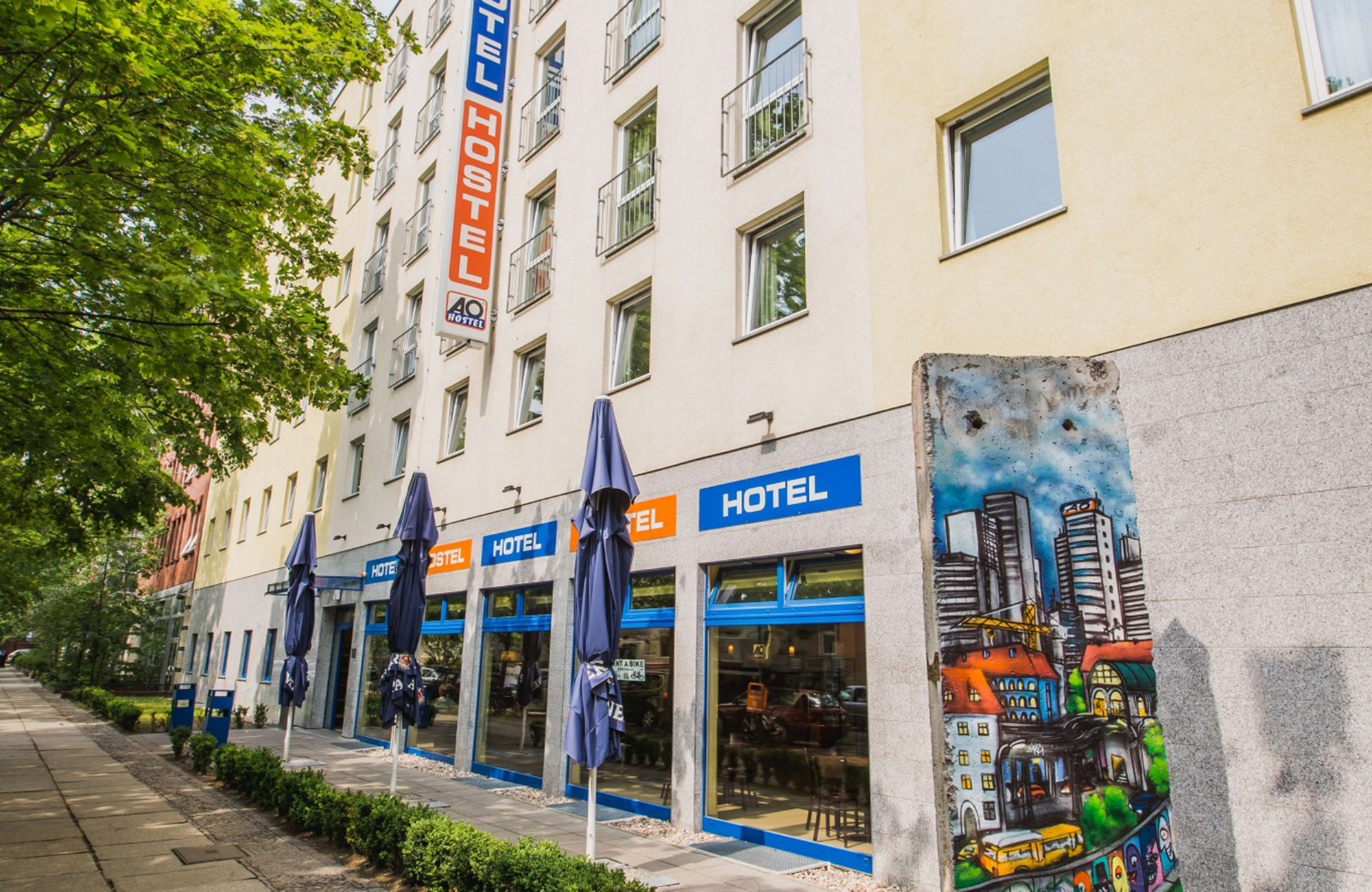 Facaden på A&O Berlin Haubtbahnhof i Berlin, godt hostel til studieturen til Berlin