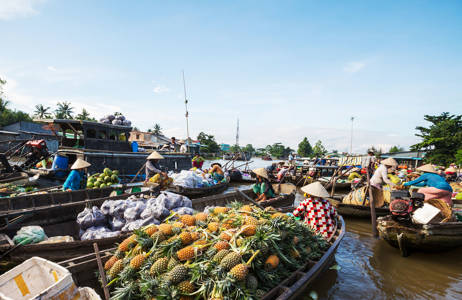 Besøg et traditionelt flydende marked på din rejse til vietnam