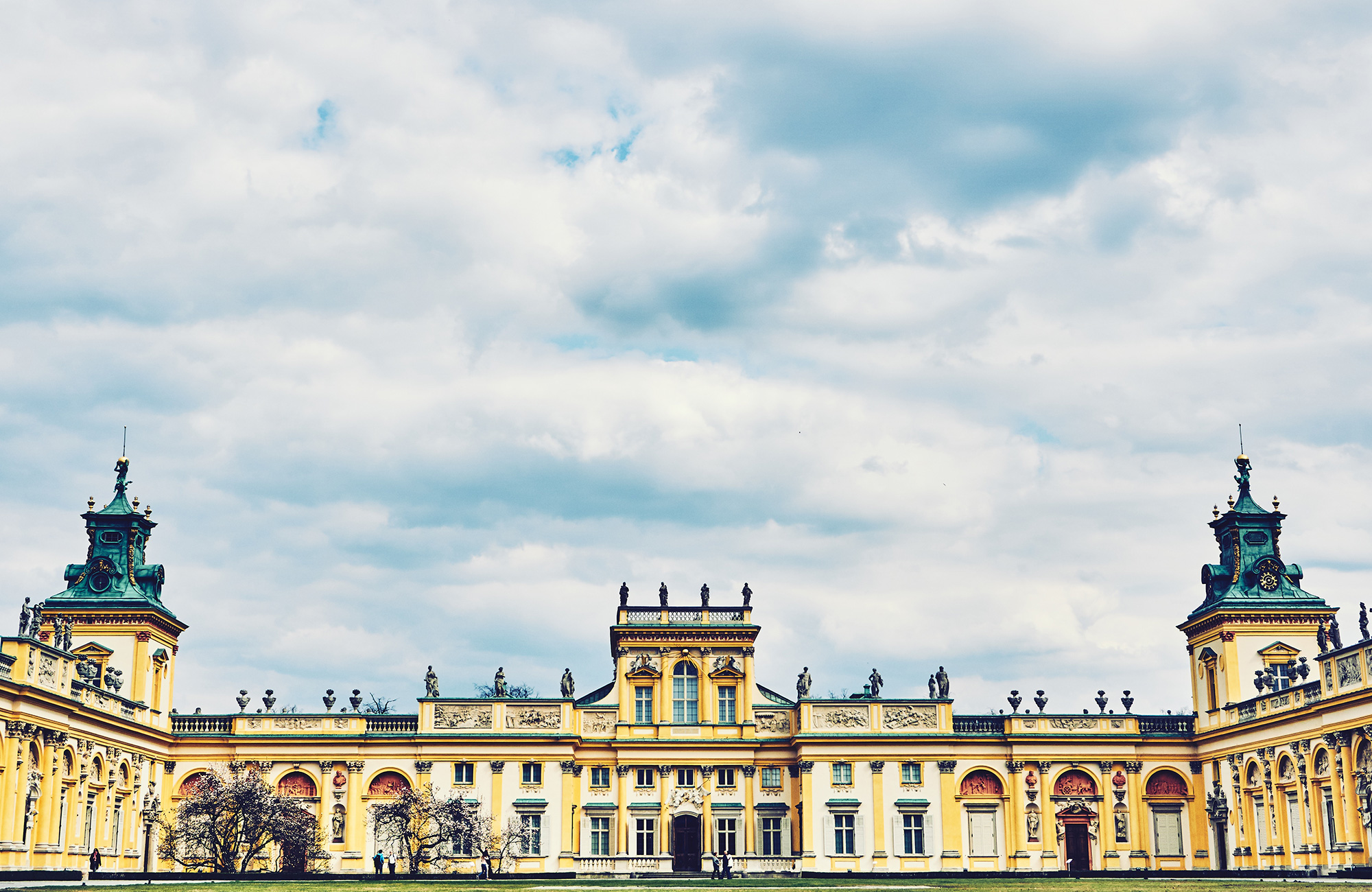 gammel flot bygning i Warzawa - gul bygning i Warzawa