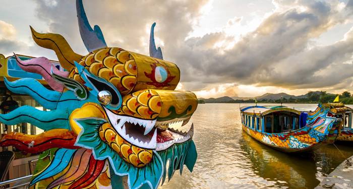 asia-vietna-hue-dragon-boat