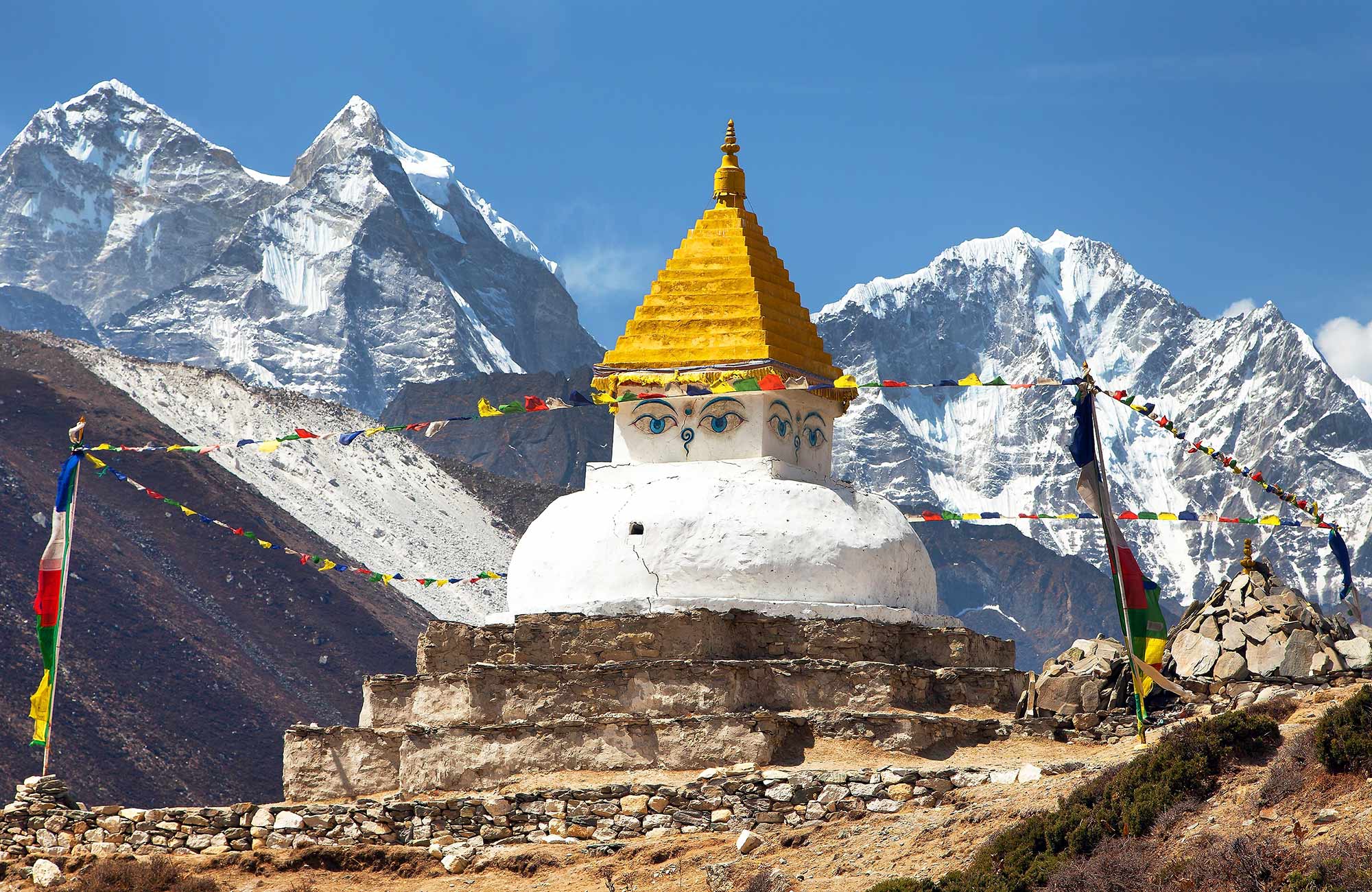 En tibetansk buddhistisk stupa nær landsbyen Dingboche i Himalaya, Nepal