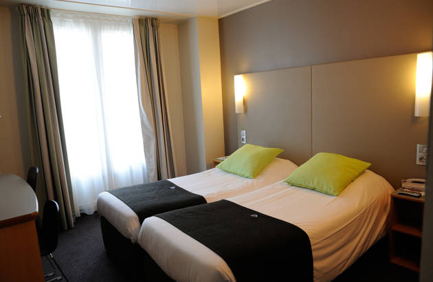 et soveværelse på Hotel Campanile Montparnasse i Paris