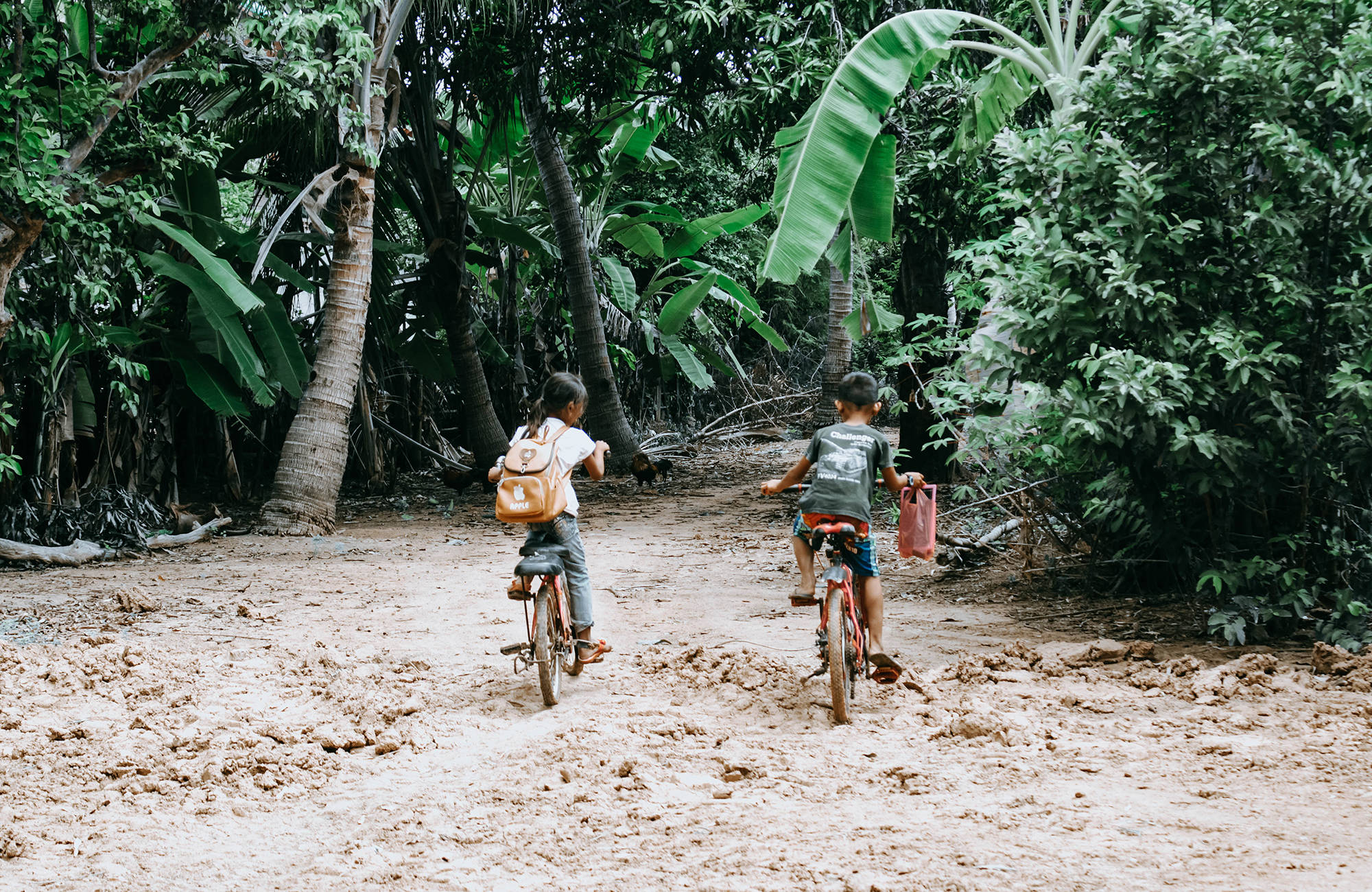 cambodia-krong-poi-pet-paoy-paet-children-on-bikes-cover