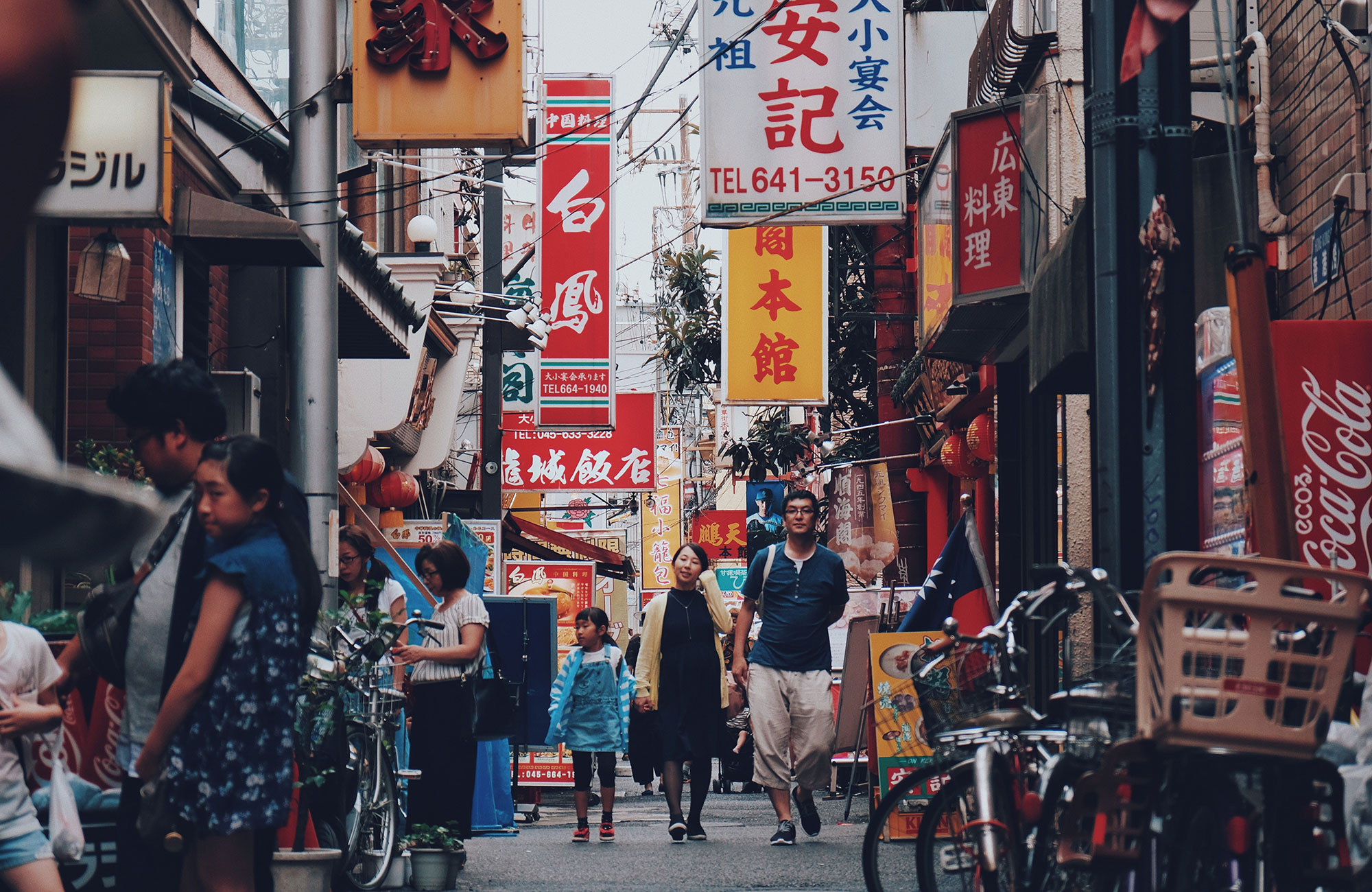en hektisk gata i japan med massor av skyltar