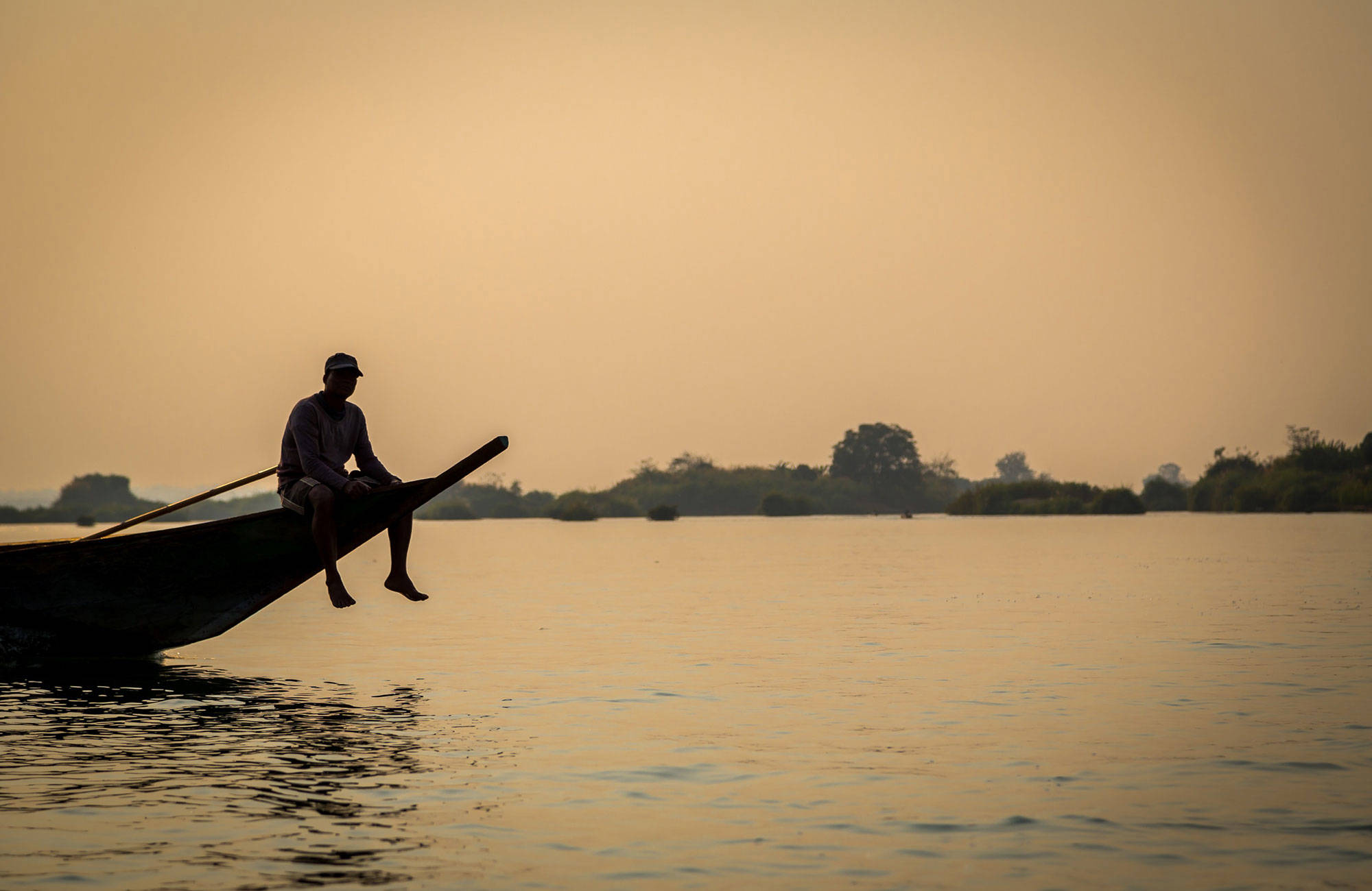laos-man-sailing-on-river