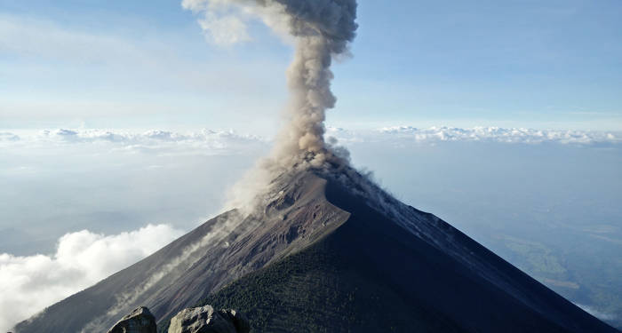 Vandre til toppen af en vulkan i Guatemala