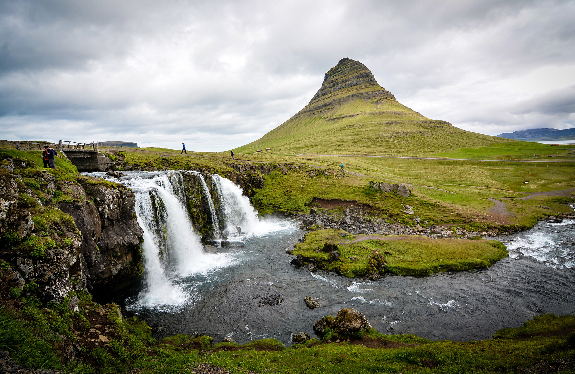 iceland-kirkjufellsfoss-waterfall-green-landscape