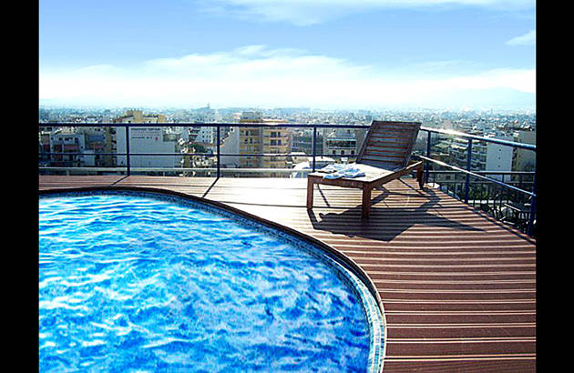 swimmingpool på toppen af taget af Hotel Candia i athen