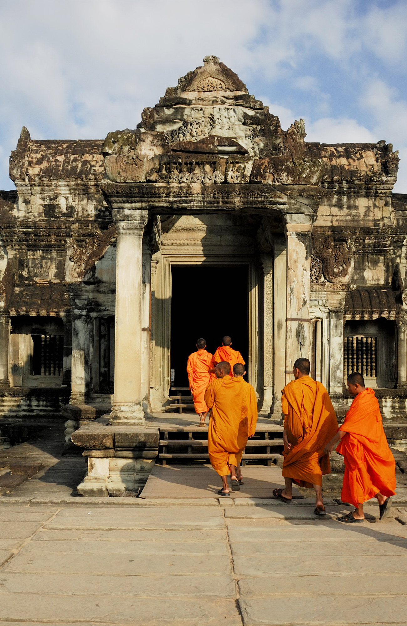 munke ved angkor wat i cambodja