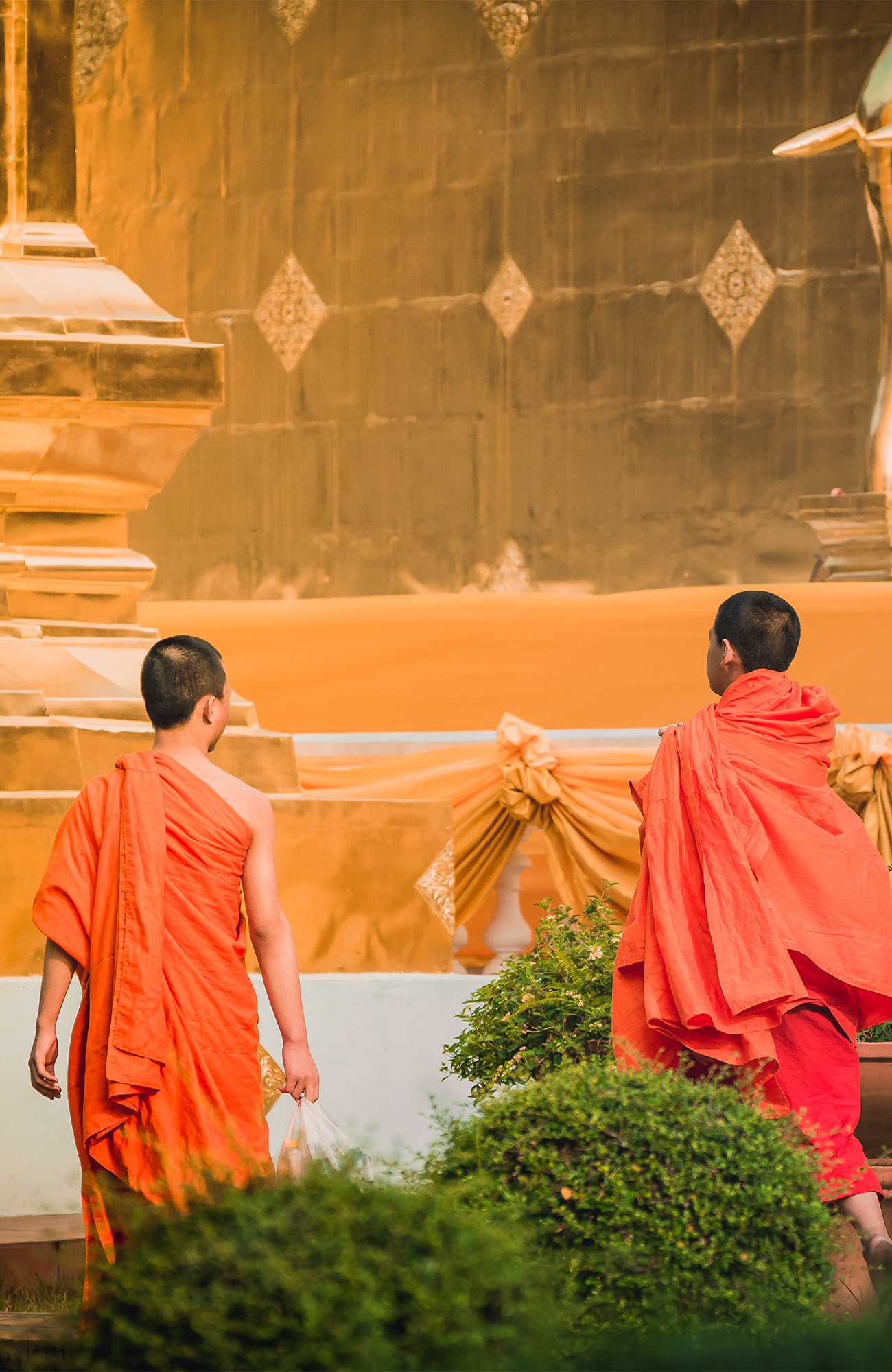 chiang-mai-thailand-buddhist-temple-sunrise-monks-sidebar
