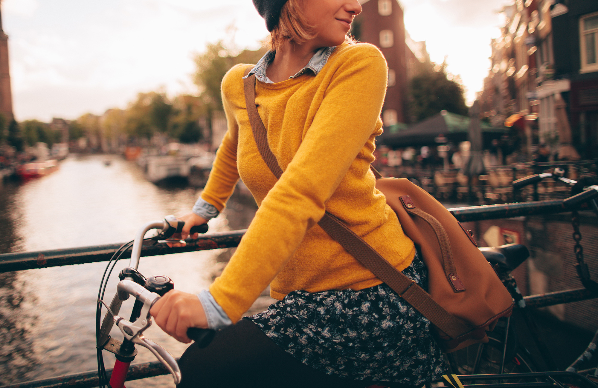 ung kvinde cykler på skolerejsen i Amsterdam