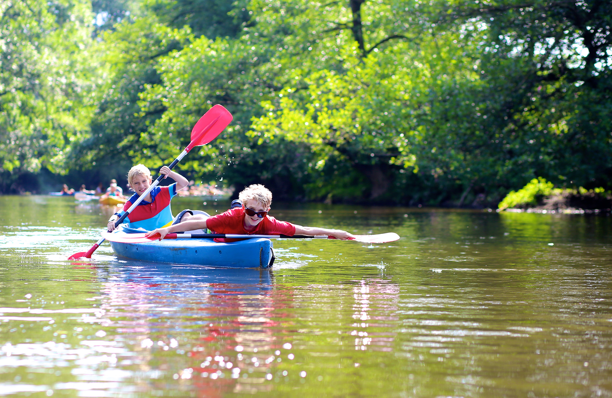 to unge sejler i kajak på deres studietur til udlandet