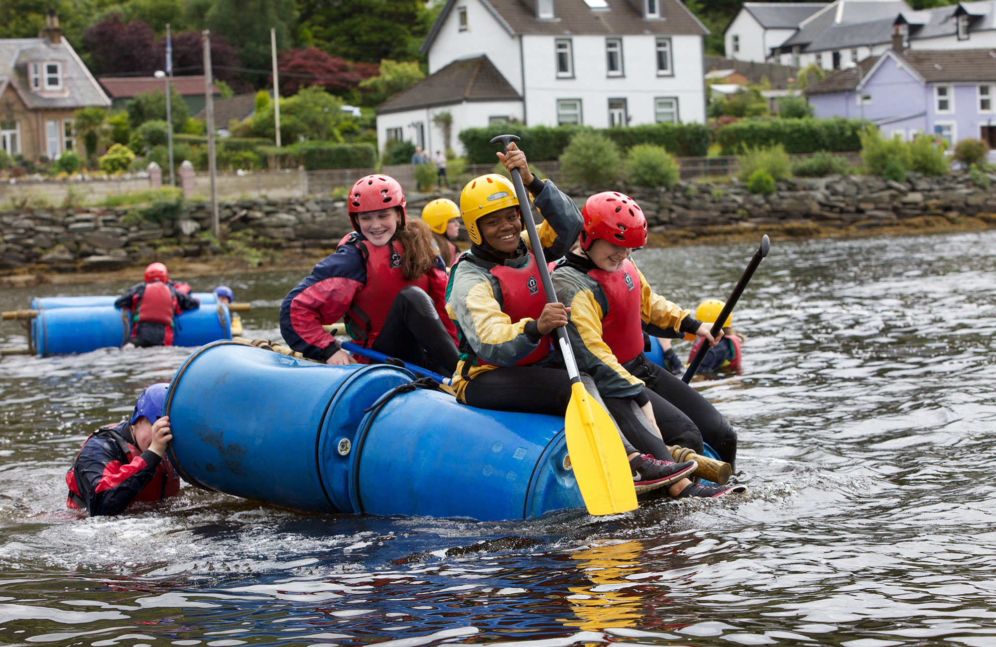 unge har bygget deres eget tømmerflåde i Skotland