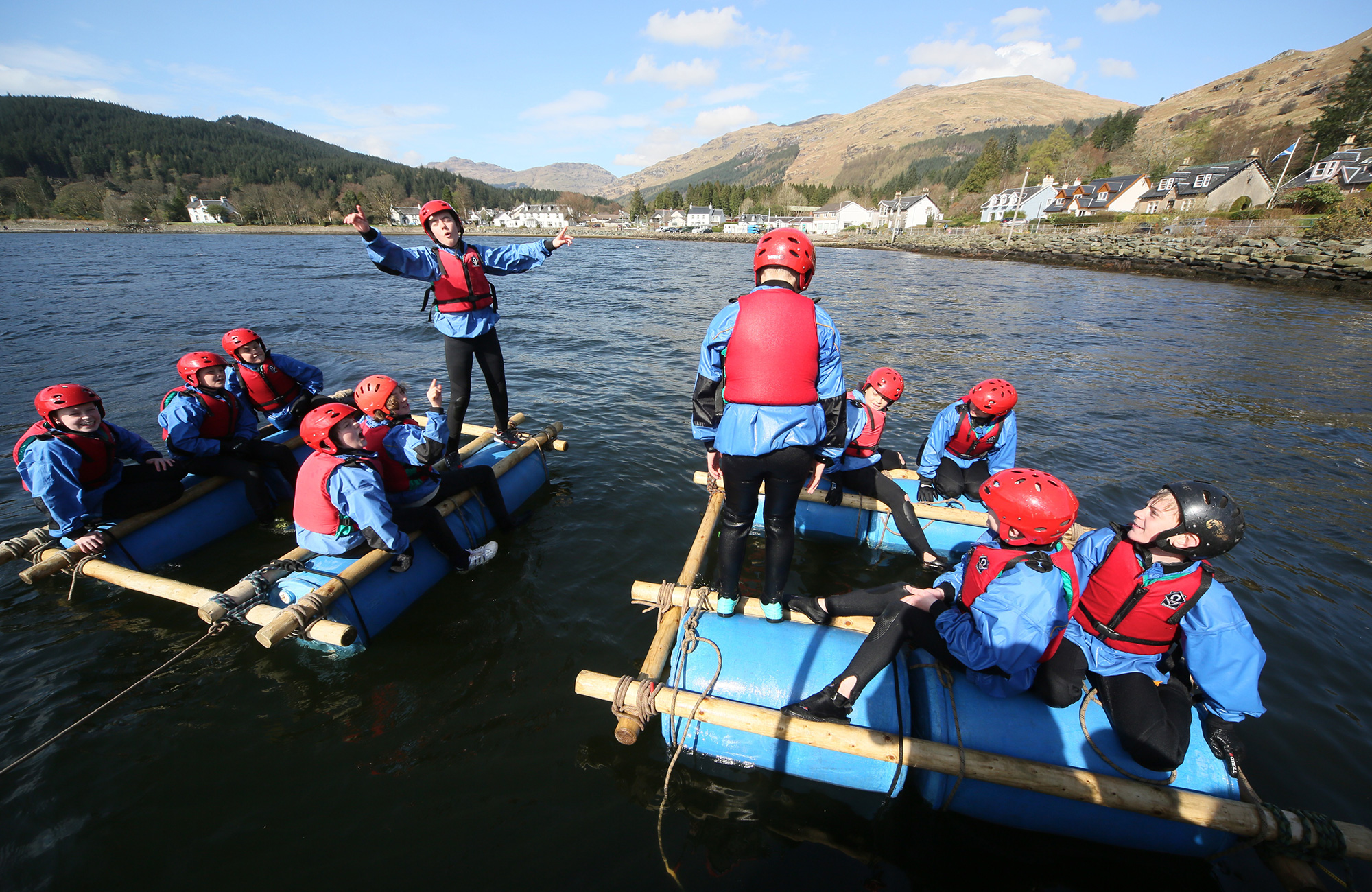tømmerflåde med unge studerende i Skotland