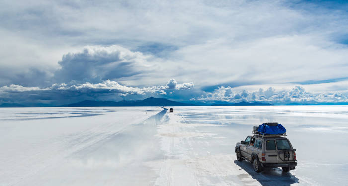 bolivia-salar-de-uyuni-of-road-cars-driving-in-the-white-landscape