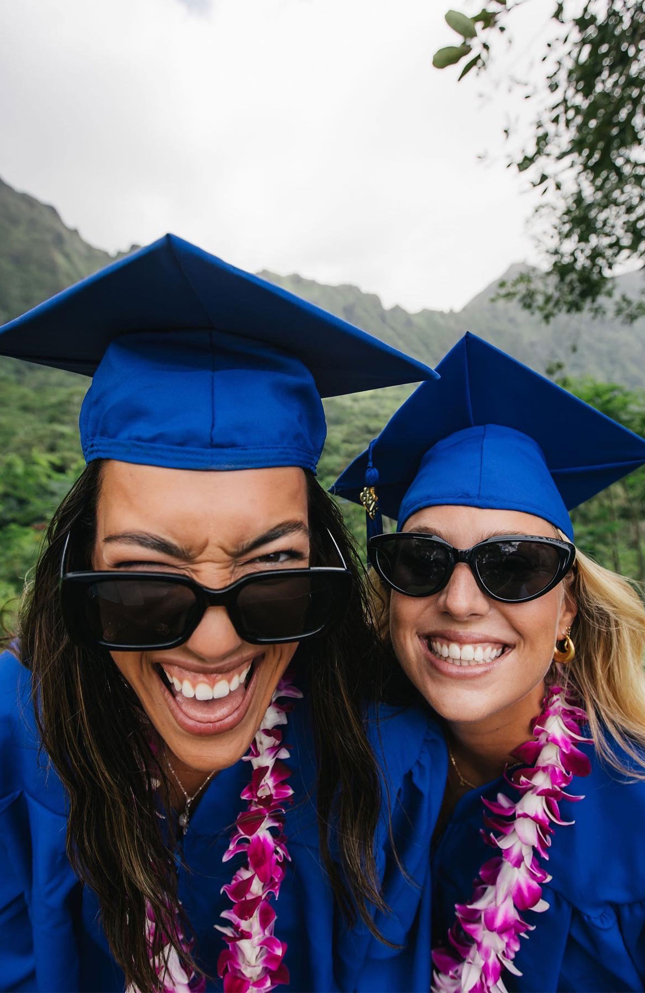 en studerende i udlandet går tur i den smukke natur i sommervejret