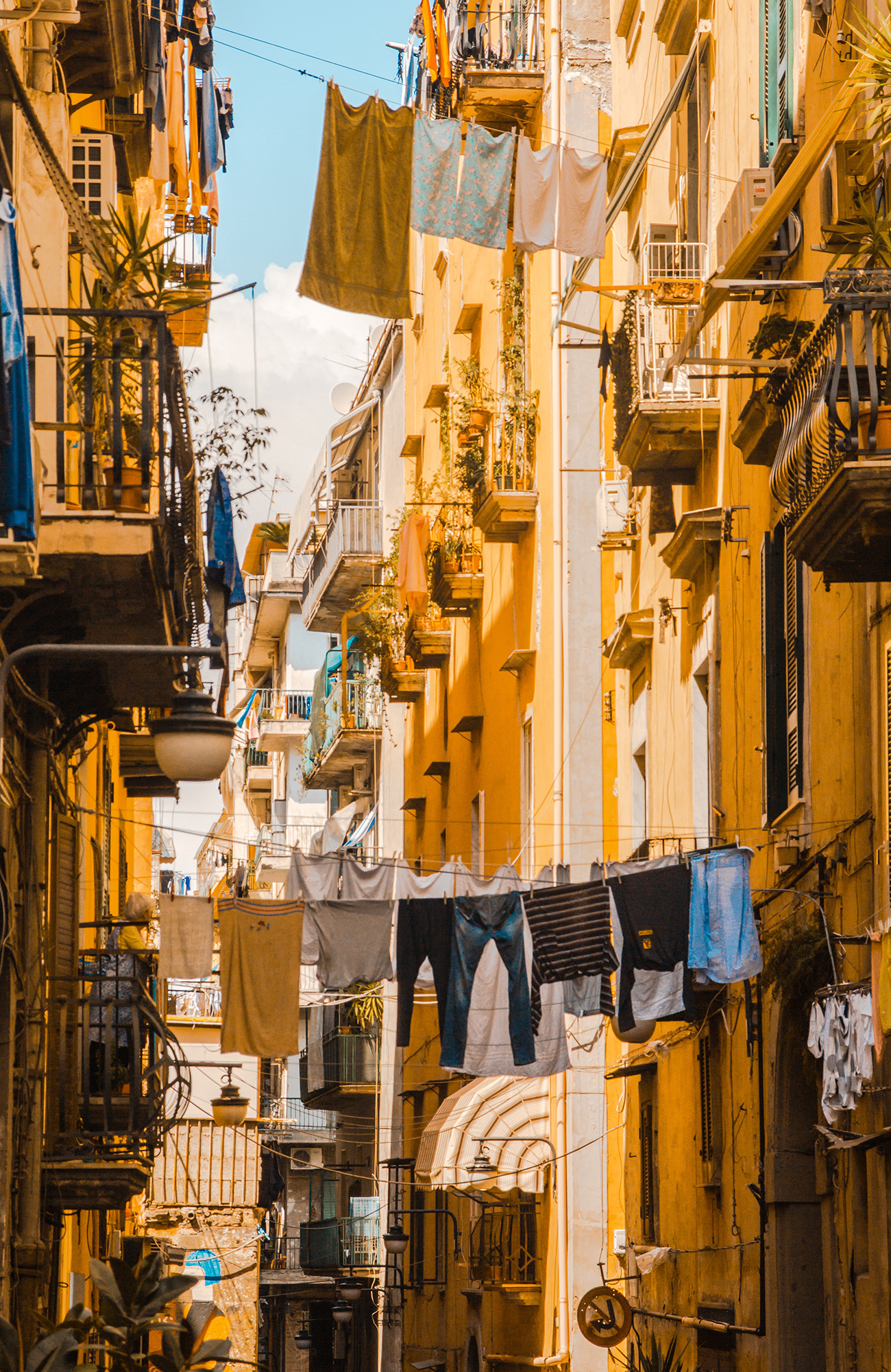 vasketøj der hænger i Napoli i Italien