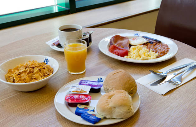 morgenmaden på royal national i london med juice, kaffe og english breakfast
