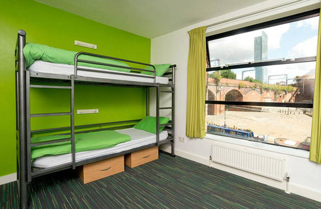 et af værelserne på YHA Manchester Hostel med grøn farve
