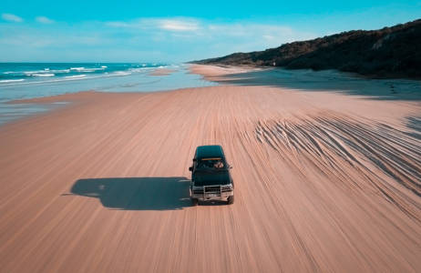 australia-fraser-island-4x4-on-beach-front-shot