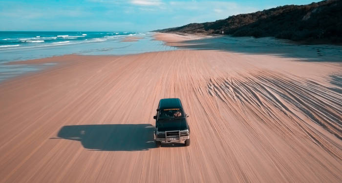 australia-fraser-island-4x4-on-beach-front-shot