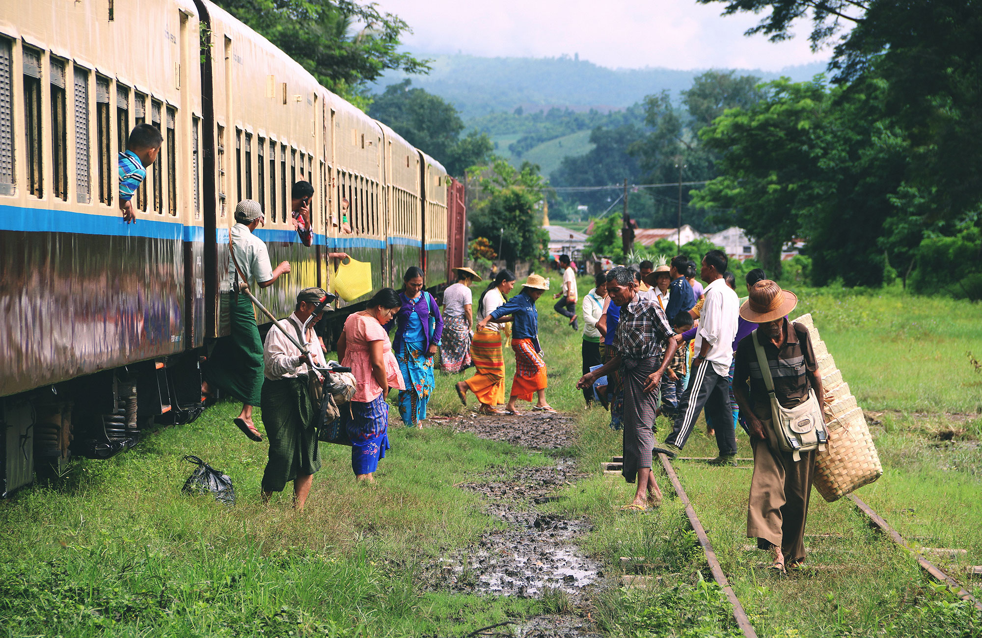 travel-inspiration-asia-train-green-people