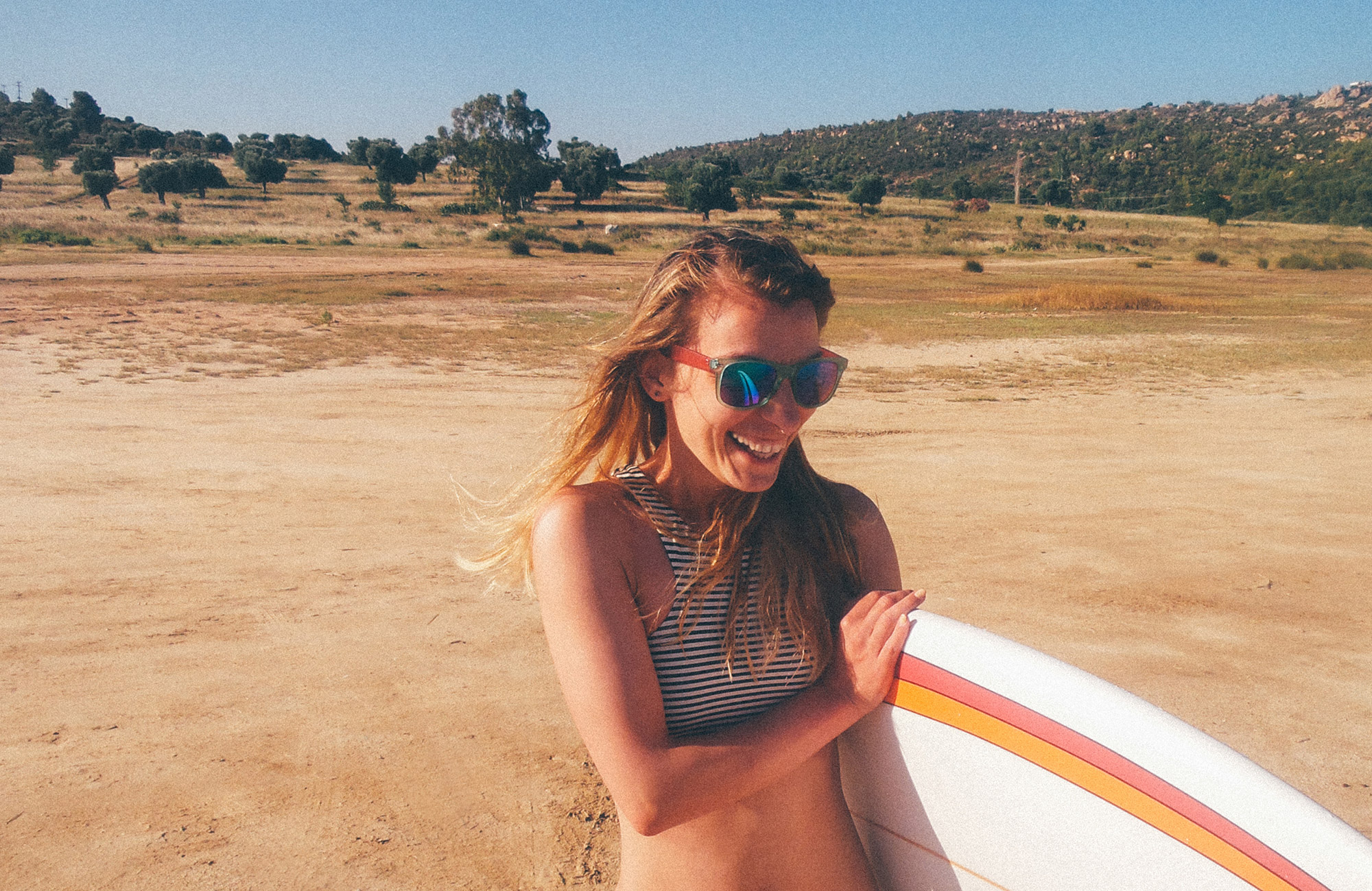 traevl-inspiration-surfer-girl-board-laughing